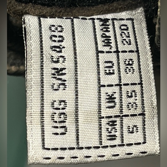 Uggs Winter Boots size 5 gore tex - Picture 2 of 8